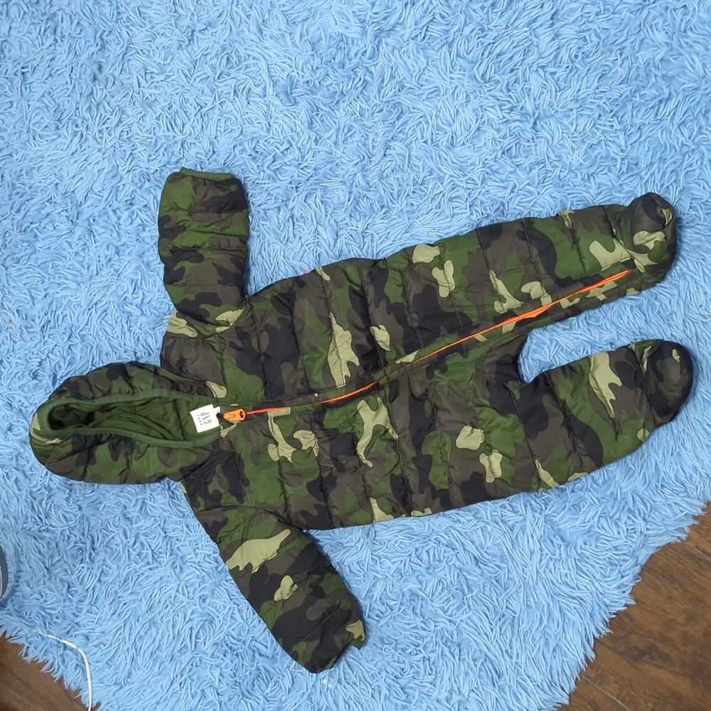 Baby GAP size 6-12 mos one-piece hooded puffer water-resistant & like new!